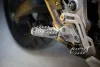 Vue 3 de l'échappement Adventure Footpeg Set (Titanium) for TRIUMPH TIGER 800 XC/XR/XRX/XCX/XRT/XCA 2020